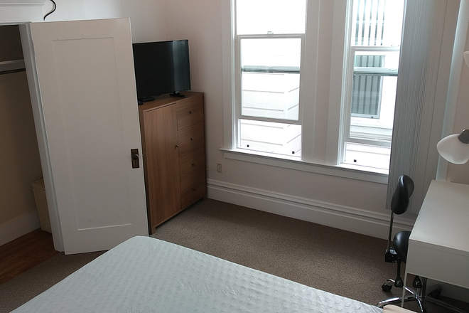 Bedroom for rent Windows - Furnished Rm rental for single occupancy in safe neighborhood Duplex
