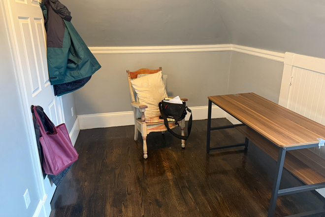 semi empty room - House Share on Third Floor Apartment Close to Campus