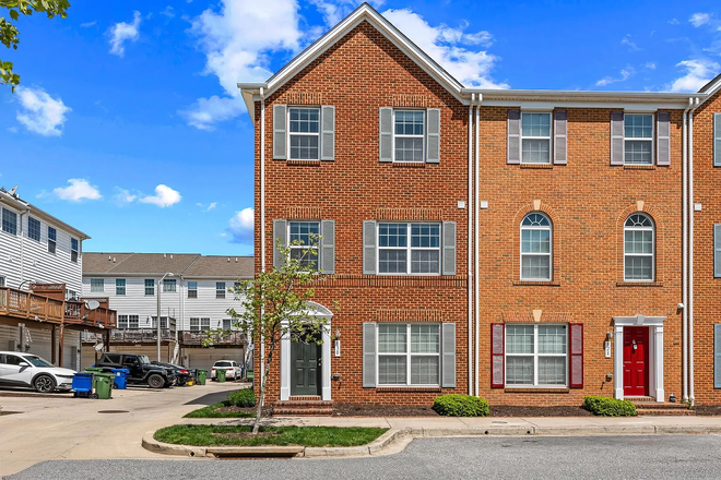 Front Exterior - Large Townhouse