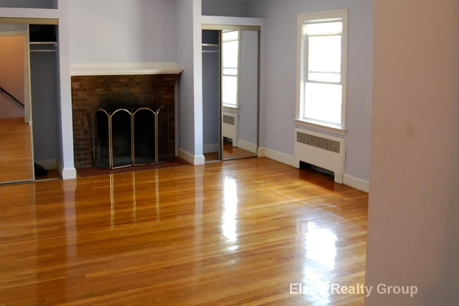 living room - Updated 2/3/26 4 bed 2 bath for 2027 on Undine rd close to campus Apartments