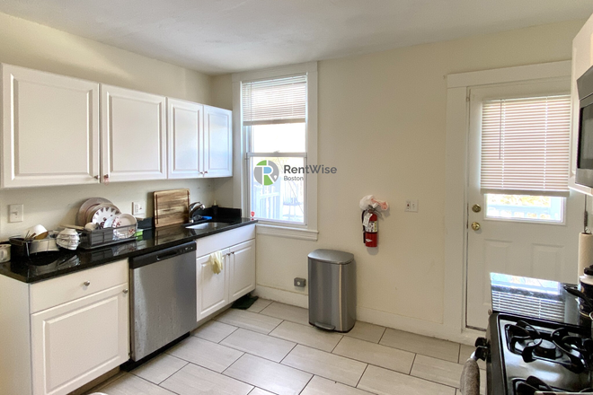 1 - JULY 2025-Spacious and Bright 2 Bedroom Apt!