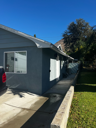 Private entrance on the right - Gardener and pest control included 1 bed 1 bath Duplex
