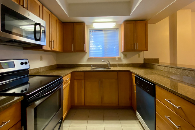 1 - Luxury 2-Bed/2-Bath w/ Balcony & Fireplace – Central Square, Pet Friendly