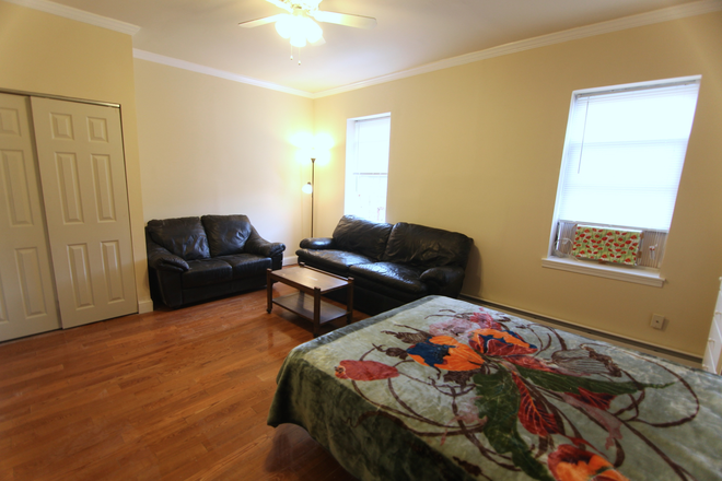 room - Spacious Bright Studio Close To Campus Apartments