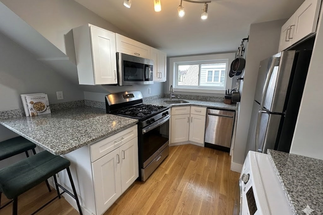 . - 2 BEDROOM/1 BATHROOM CAMBRIDGE APT | NO BROKER FEE | LAUNDRY IN BUILDING | AVAILABLE 09/01