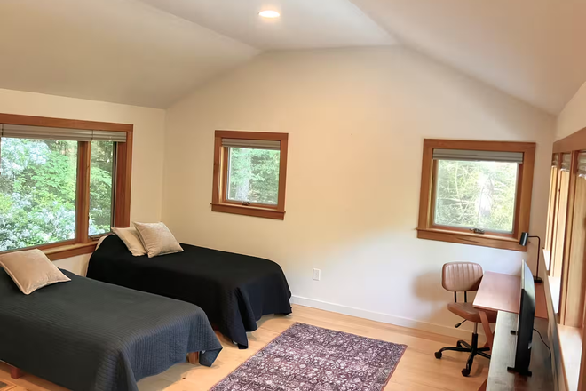 studio workspace/bedroom - Private Modern Studio (incl. util., no fees) Apartments