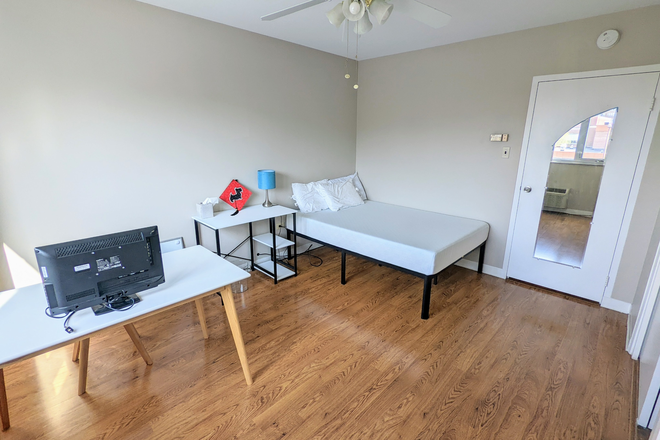 Bedroom - 1 Bedroom in a 3 Bedroom Condo for rent, walking dist to CMU, fitness and storage room available