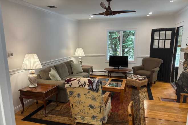 Great room - Cozy four bedroom two full bathrooms cottage in Bonnet Shores