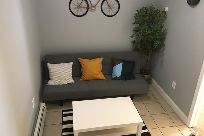 Den (common space) - Economic housing for Drexel/UPENN students ($550-680/room) Townhome