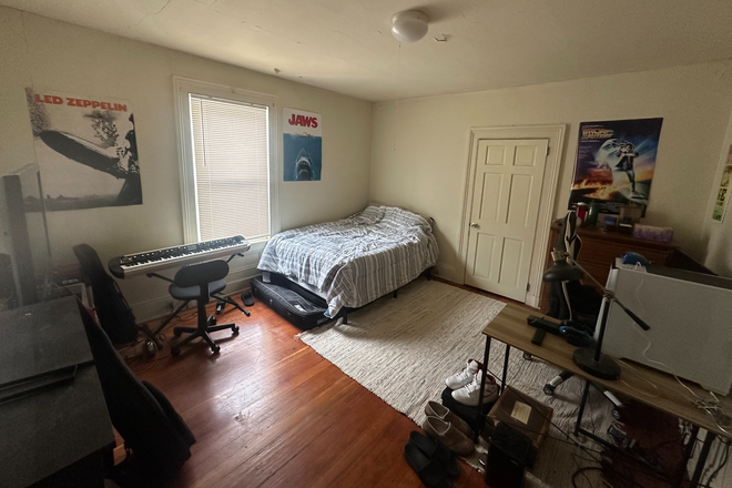 Bedroom (white door is closet) - House Apartment owned by TMA