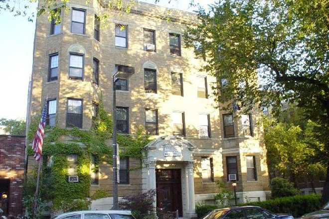 - - Close to Campus! 2 bed w/ Heat & Hot Water Incld, Laundry in Building Apartments