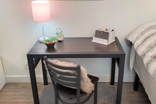 4x2 Bedroom - Capri Apartments - Woodside Manor