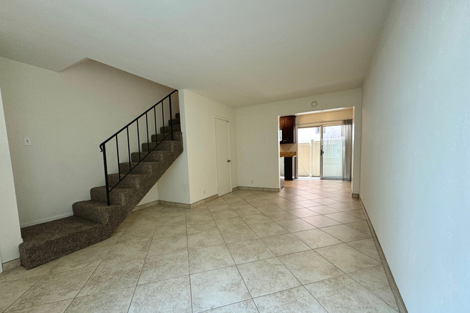  - GREAT LOCATION! POINT LOMA 2BD/1.5BA TOWNHOME! ONLY $2,995/mo!