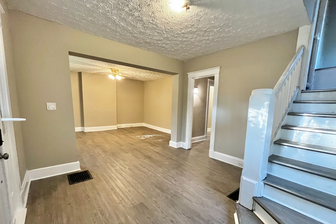 Foyer - Renovated single-family house with spacious bedrooms, close to campus