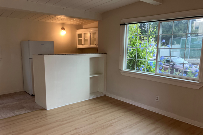 Living area - Cozy in Albany Rental