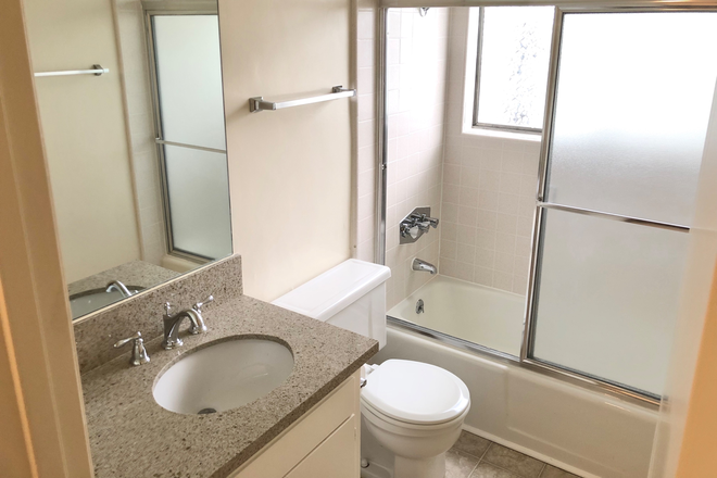 Bathroom - Private Room Close to South Campus | Shared Apartment