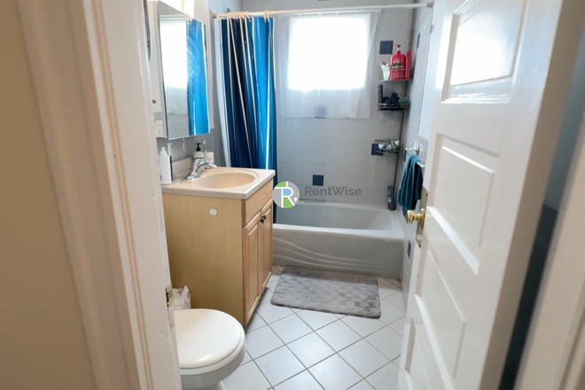 2 - 9 month GEM! 3 Bed with Office! Perfect for Tufts Students- NO BROKER FEE! Triplex