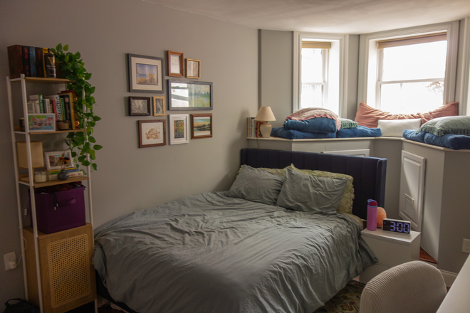 Bedroom, queen sized bed - Beautiful and Private Mission Hill Apartment for Summer 2 Sublet