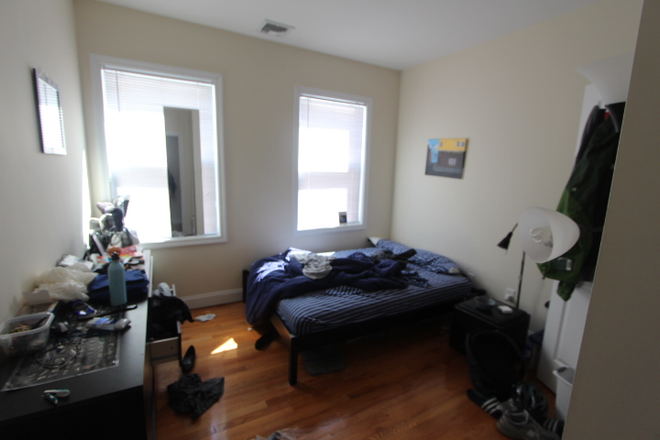 3 - Spacious, Updated apartment facing Lincoln Park