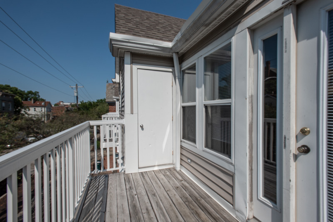 Balcony - 246-254 E University Ave Apartments