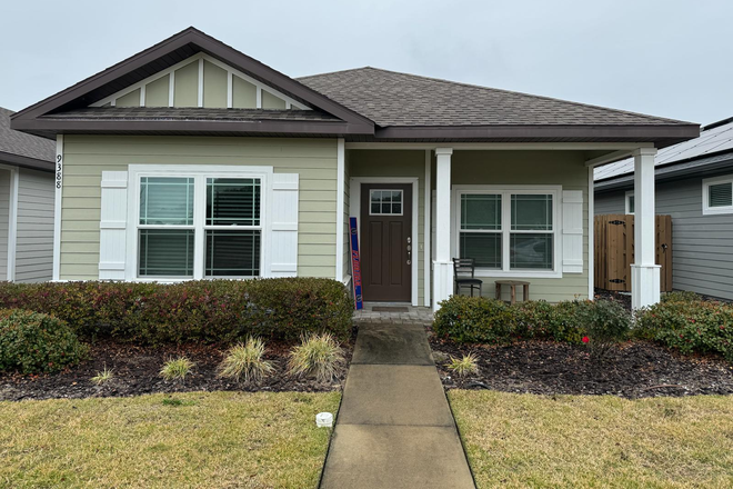 Front view - Private bedroom/shared bathroom, recently-built single-home, near bus stop