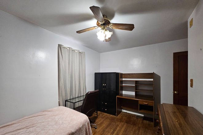 Bedroom and Desk - 2 Rooms For Rent - Fully Furnished - Includes All Utilities, WiFi ,Cable TV  - 6 month lease House