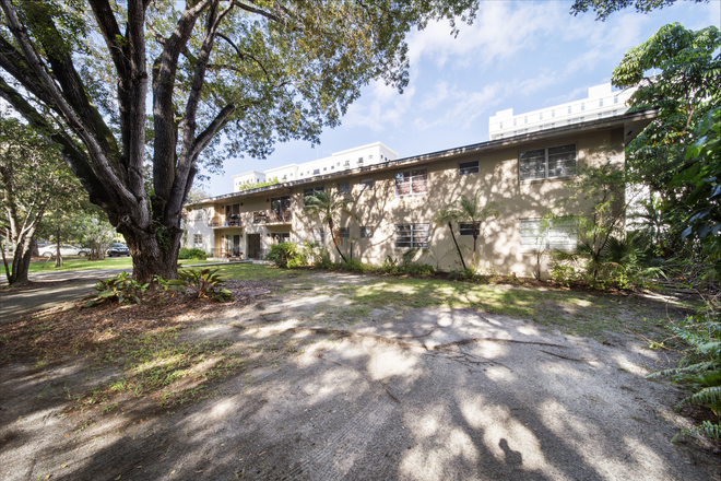 Outside - WALK TO CAMPUS; renovated 3/2 for $4200 Apartments