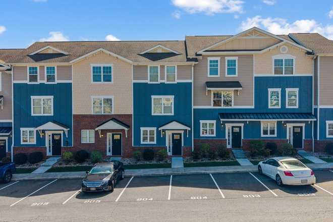 Front of the building - The VUE at College Square. Furnished townhome with great views of Liberty University