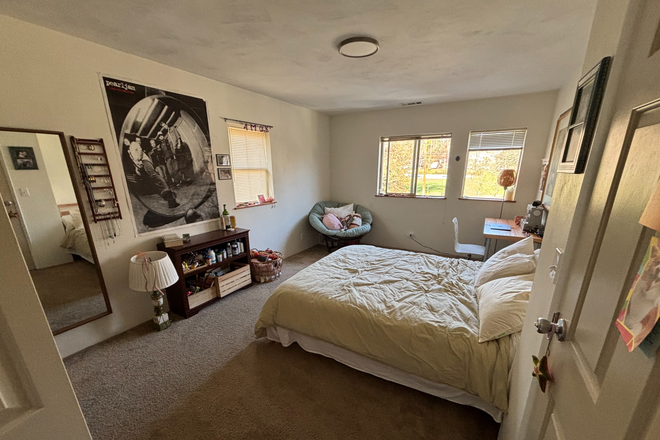 bedroom - Big room in girl's college house close to campus