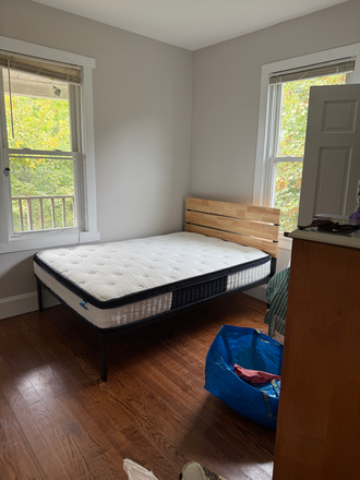 Bedroom - Private room available for fall semester Triplex