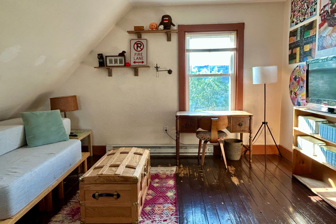 14'x14' room easily fits a sofa, desk, table for 2 and more - 2-room dwelling in a family home in Union Square - Minutes from Harvard, MIT and Tufts!