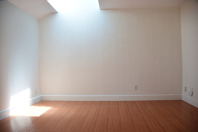 Bedroom - is furnished with queen size bed - Sunny Tranquil 1 Bedroom / 1 Bath Backyard Cottage for Rent