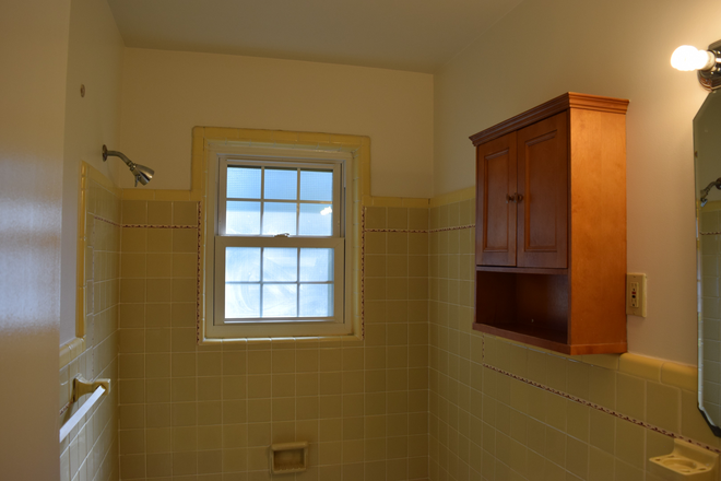 Bathroom - Excellent Location -N. Decatur - 2 Bedroom Duplex Duplex
