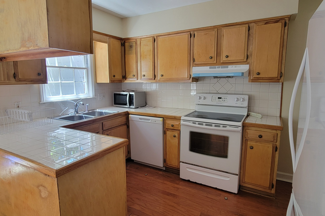 Kitchen - Cottingham Townhome