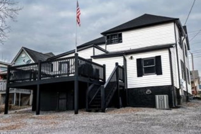 Back patio and driveway - Availability for Winter and Spring 2026! UT student looking for roomates. House