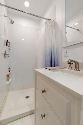 upstairs bathroom - Researchers & Longwood Medical Area Haus Townhome