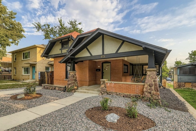 Front of house - Spring sublease on the hill House