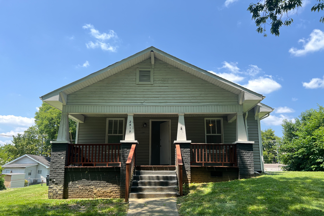 Front - Private bedroom in a 3 bed/2bath house