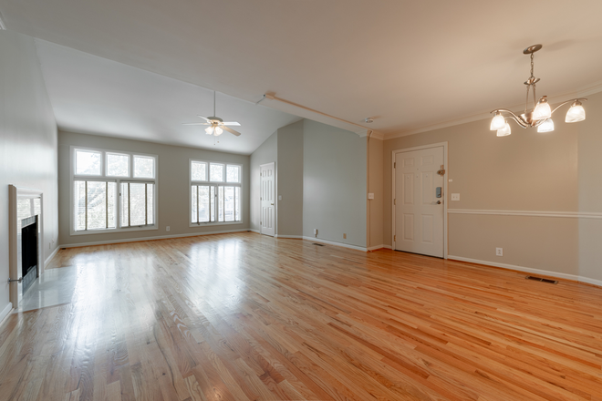 Living Room - Heart of Hillsboro Village,  Short walk to Vandy Hospital and Campus