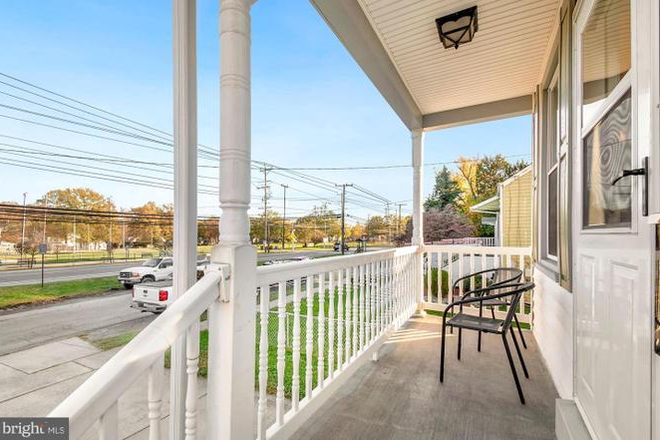 Porch - Room(s) in front of Duvall Field - Near Bus Route, Metro, Walk/Bike to Campus House