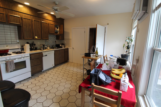 2 - 1 bedroom in 4 bedroom apartment on 2 floors next to Harvard campus