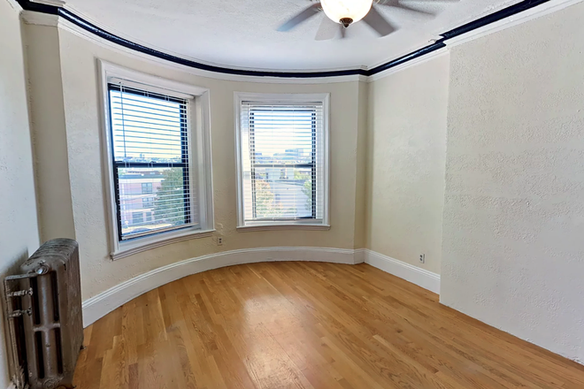 Call NOW for showings! 617-236-8550 - HAMMOND ST - *NO FEE* BROWNSTONE 3BR/1BA IN SOUTH END AVAIL *9/1/2026* W/ LNDRY IN BLDNG, HW INC! Apartments