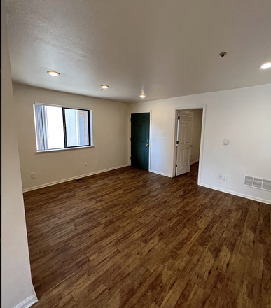 Downstairs common space - Room for sublease 5 minute walk from campus! Apartments