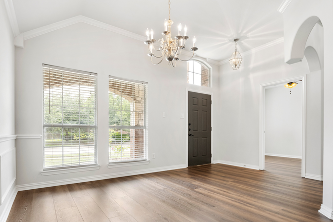Entrance, dining area - Rent a Big House with 5-6 Friends Near UNT & TWU