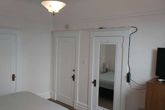 Bedroom for rent- entrance and closet doors - Furnished Rm rental for single occupancy in safe neighborhood Duplex