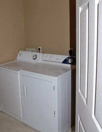 Laundry room - Spacious Townhouse for Rent - 1.5 miles from Liberty