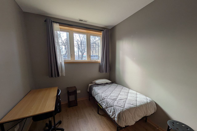 Bedroom - Modern Room Near UIC with Shared Amenities - Affordable Rent