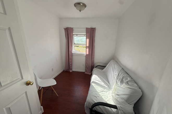 room 7 - 4 BEDROOM APARTMENT IN HADLEY MA VERY QUIET PLACE