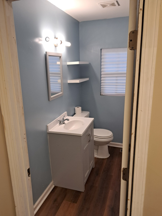 Upstairs bath - Refurbished 4/2 house 3 miles from GSU