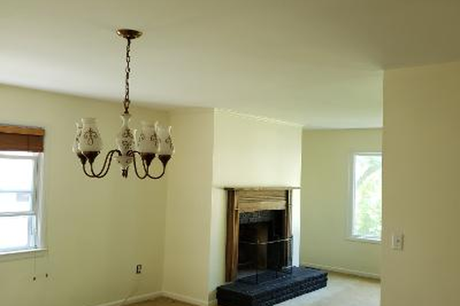 Living and dining area - Shared room in shared home for female only-Moore St-Princeton